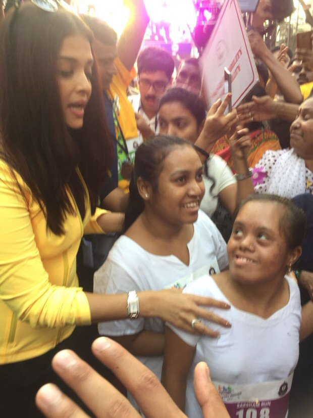 Check out Aishwarya Rai Bachchan graces the Mumbai Customs marathon3