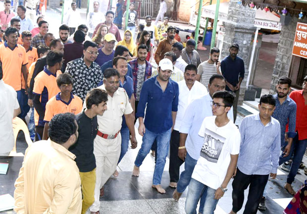Check out Kapil Sharma visits the Shirdi Sai Baba Temple (2)