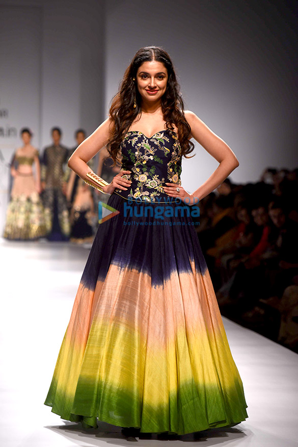 divya khosla kumar walks the ramp for designer charu parashar at the amazon india fashion week 5