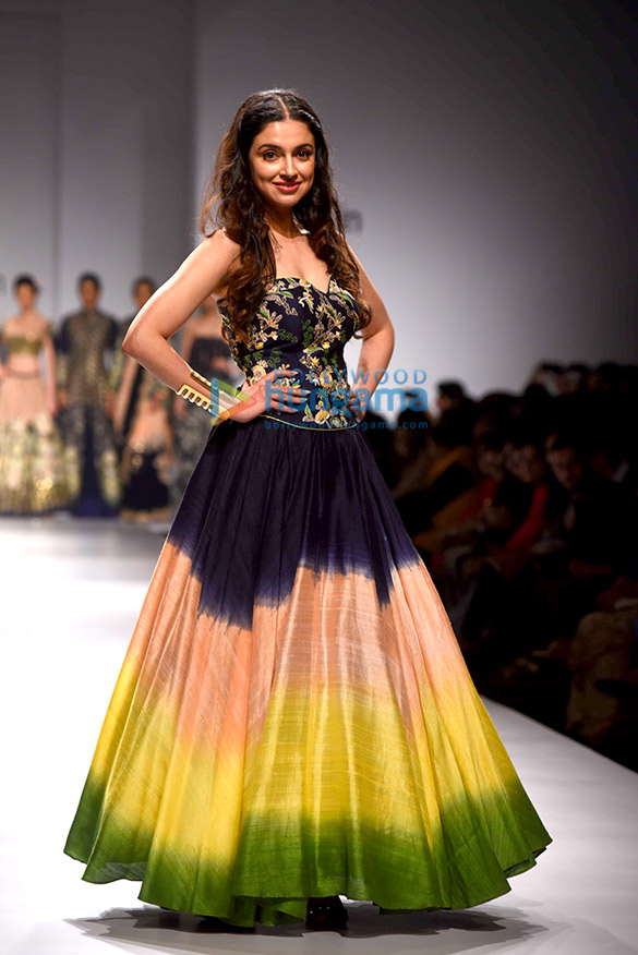 divya khosla kumar walks the ramp for designer charu parashar at the amazon india fashion week 6