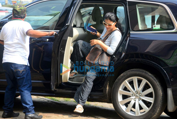 ekta kapoor and kajol spotted in juhu 3