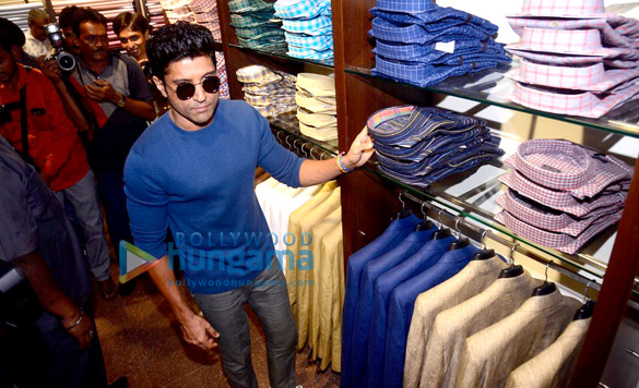 farhan akhtar graces the launch of the linen club store 2