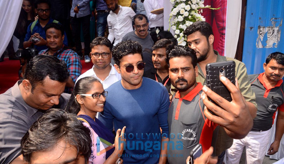 farhan akhtar graces the launch of the linen club store 4