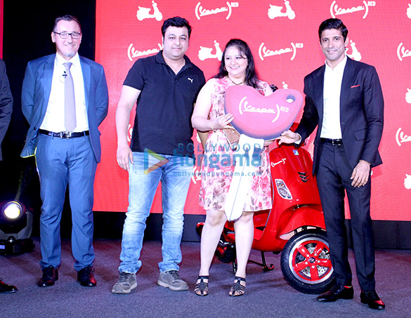 farhan akhtar launches vespa red scooters 5