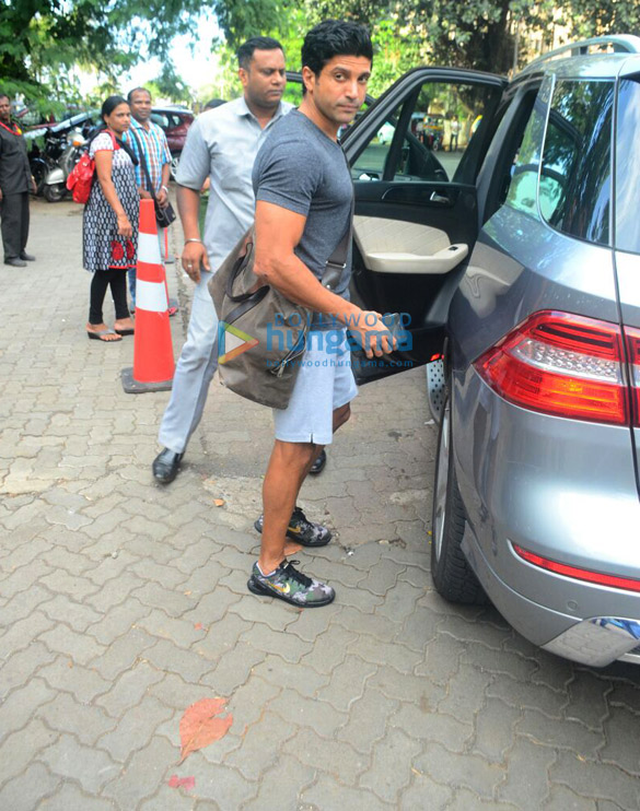 farhan akhtar spotted at otters club in bandra 3