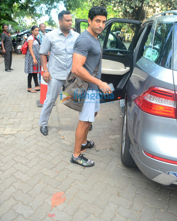 farhan akhtar spotted at otters club in bandra 4