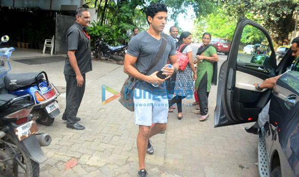 farhan akhtar spotted at otters club in bandra 5
