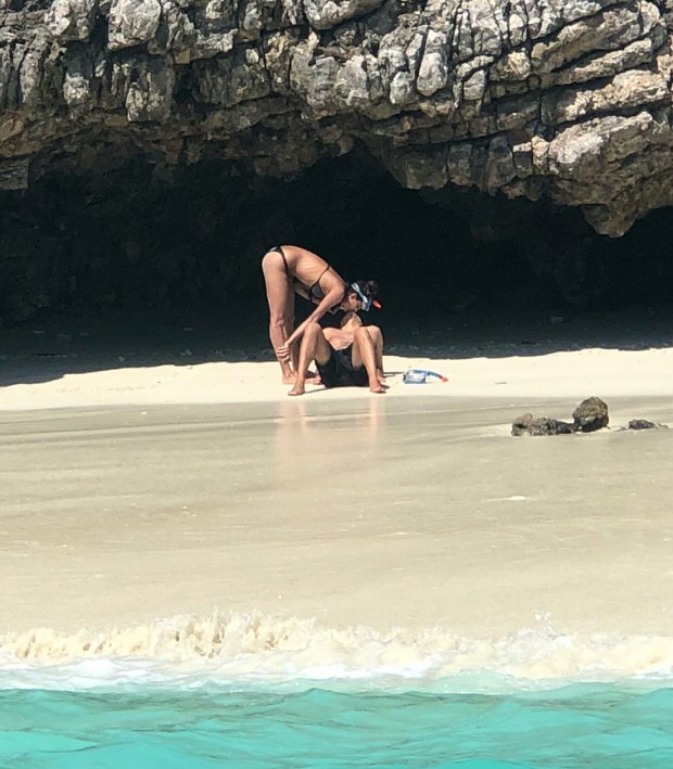 HOT! Lisa Haydon celebrates her first wedding anniversary with hubby at a secluded beach2