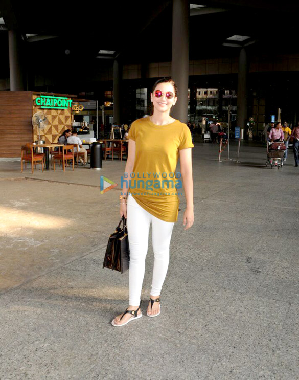 jacqueline fernandez and aahana kumra spotted at the airport 8