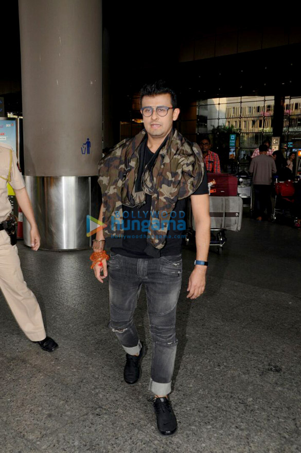 jacqueline fernandez and aahana kumra spotted at the airport 9