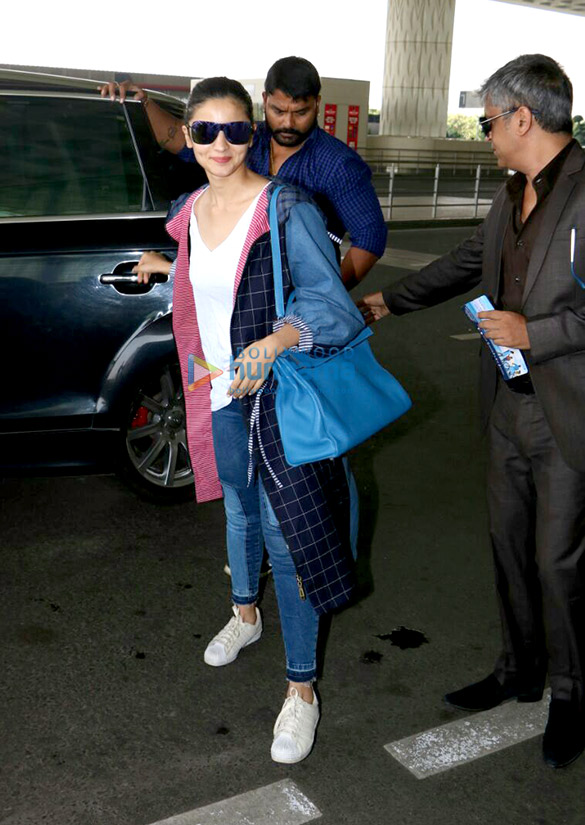 kareena kapoor khan alia bhatt and others snapped at the airport 1