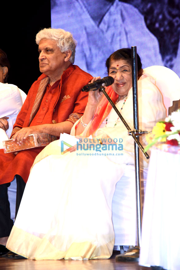 lata mangeshkar and javed akhtar grace hridaynath mangeshkar awards 4