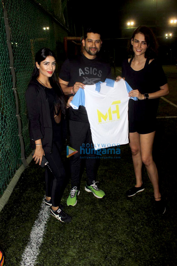 mandana karimi snapped with her football team 5