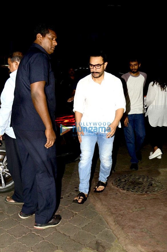 members of bollywood fraternity at ram mukerjis prayer meet 2 2