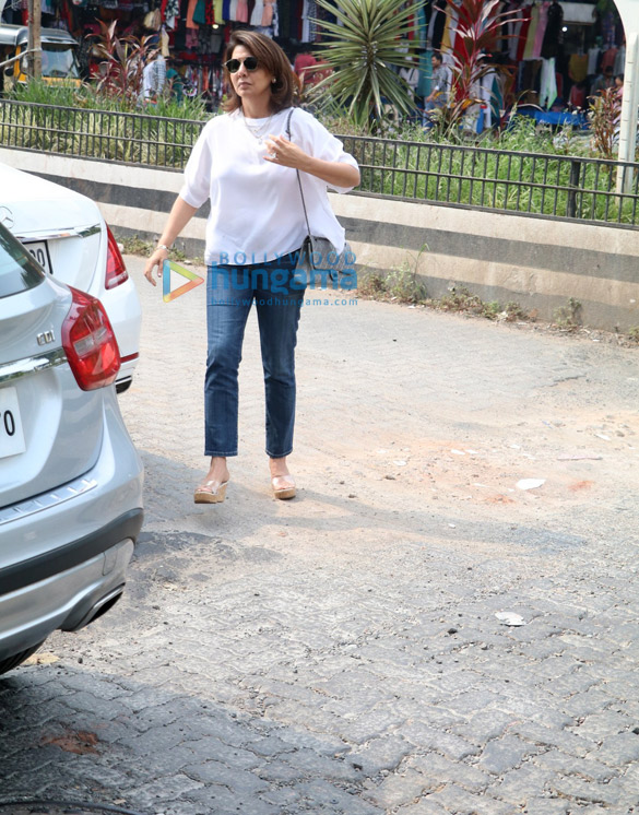 neetu kapoor spotted at bastian 1