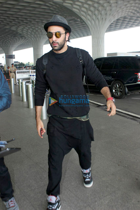 ranbir kapoor spotted at the airport 2