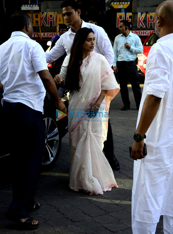 rani mukerjis family arrives for ram mukerjis prayer meet 6