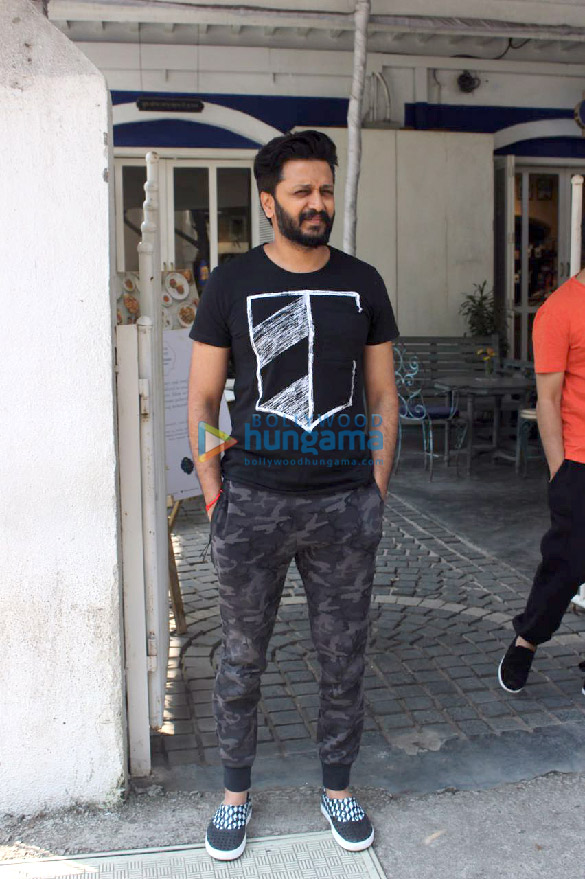 riteish deshmukh snapped at taj mahal cafe 4