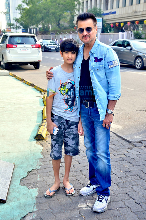 sanjay kapoor snapped with family for lunch 2