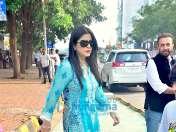 Sanjay Kapoor snapped with family for lunch