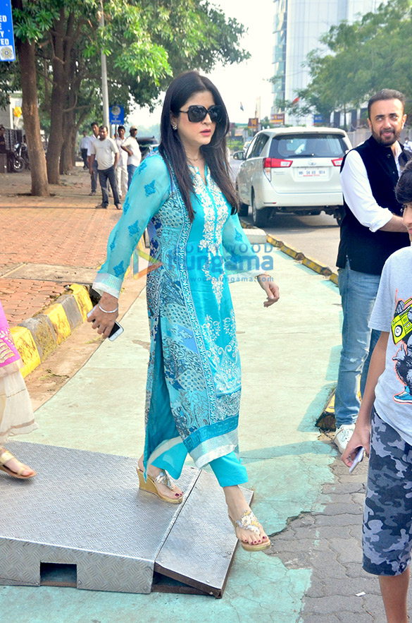 sanjay kapoor snapped with family for lunch 5
