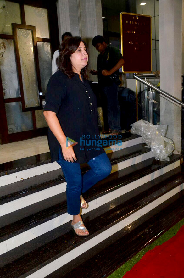 shah rukh khan farah khan divya dutta and others at kundan shahs prayer meet 10