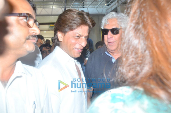 shah rukh khan farah khan divya dutta and others at kundan shahs prayer meet 7