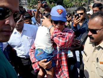 Shah Rukh Khan, Gauri Khan and his children snapped at Gateway Of India