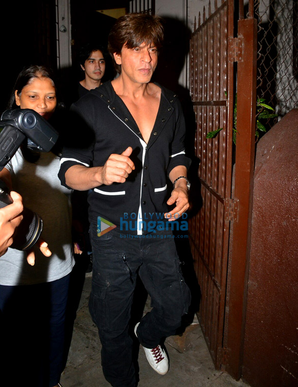 shah rukh khan snapped at shankar mahadevans studio 3