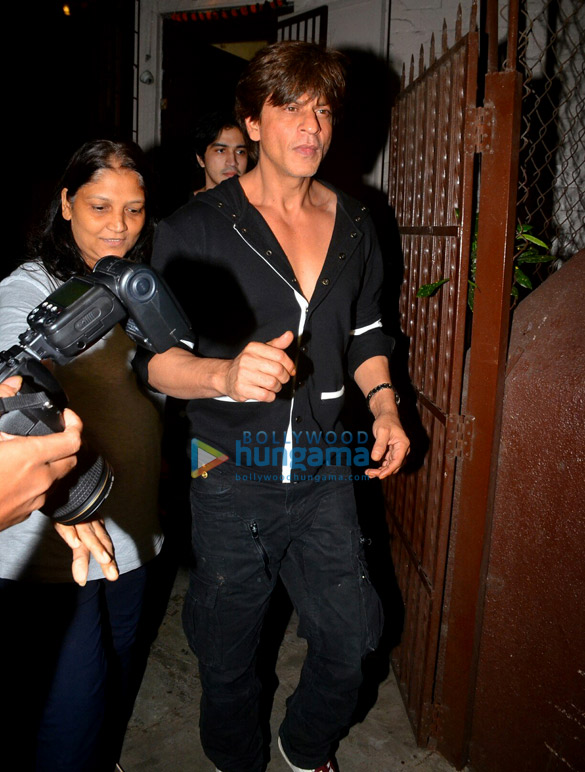 shah rukh khan snapped at shankar mahadevans studio 6