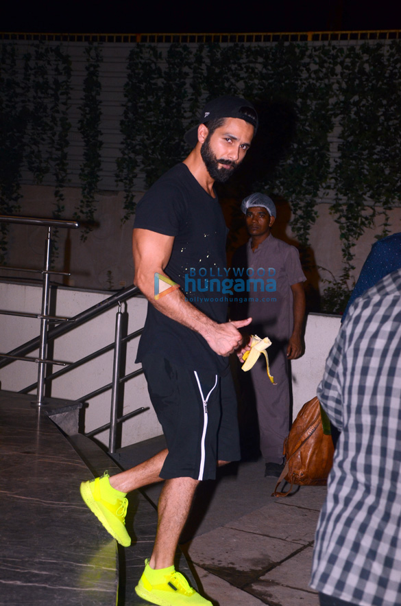 shahid kapoor snapped outside his gym 6