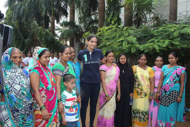 Sonam Kapoor and Kapil Dev interact with the children of Magic Bus Foundation!-3