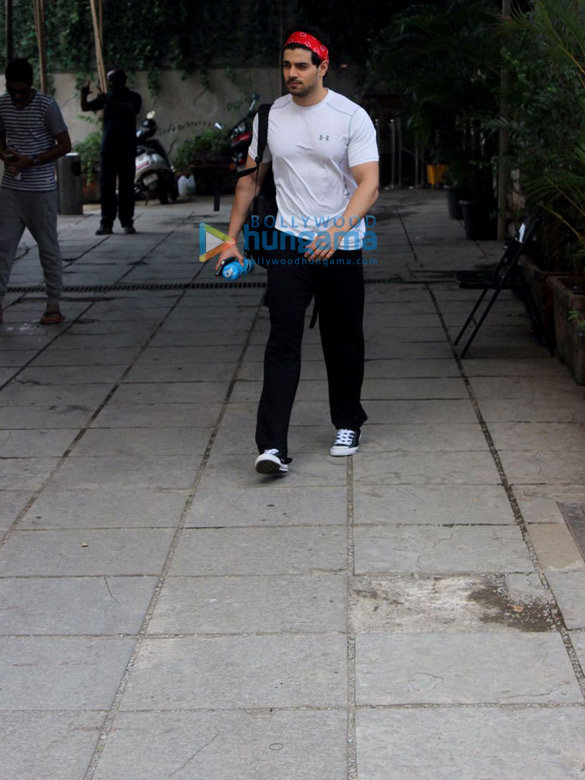 sooraj pancholi snapped outside reset gym 3