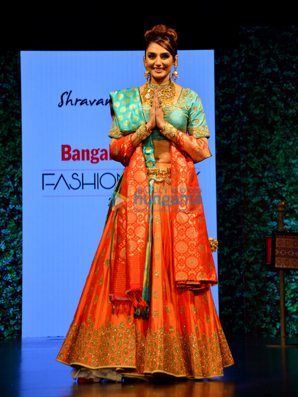 sridevi shruti hassan saina nehwal walk the ramp at the bangalore times fashion week 2017 4