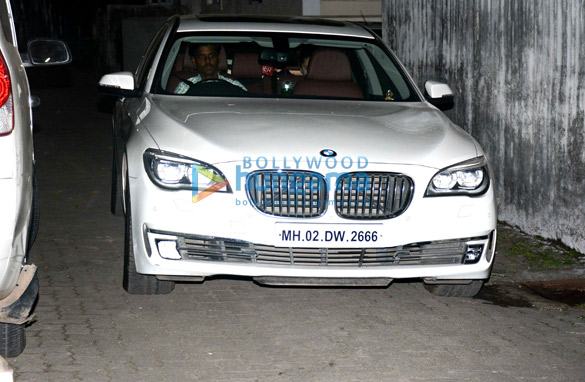 sunny leone spotted at juhu 2
