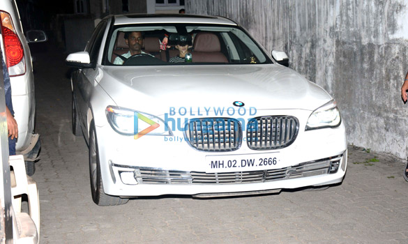 sunny leone spotted at juhu 3
