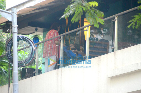 taimur spotted in his balcony enjoying some quality time with his grandmother 3