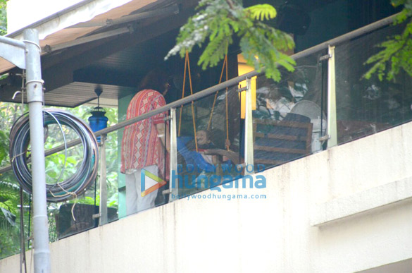 taimur spotted in his balcony enjoying some quality time with his grandmother 4
