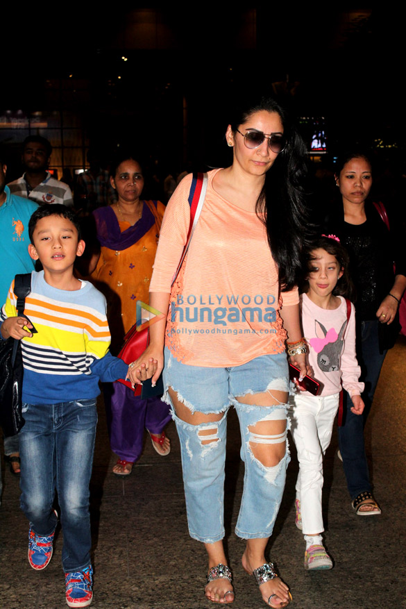 twinkle khanna and manyata dutt snapped at the airport 6