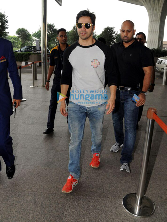 varun dhawan snapped at the airport while on his way to delhi 2