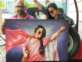 Director Suresh Triveni gifts Vidya Balan an oil painting of the film poster