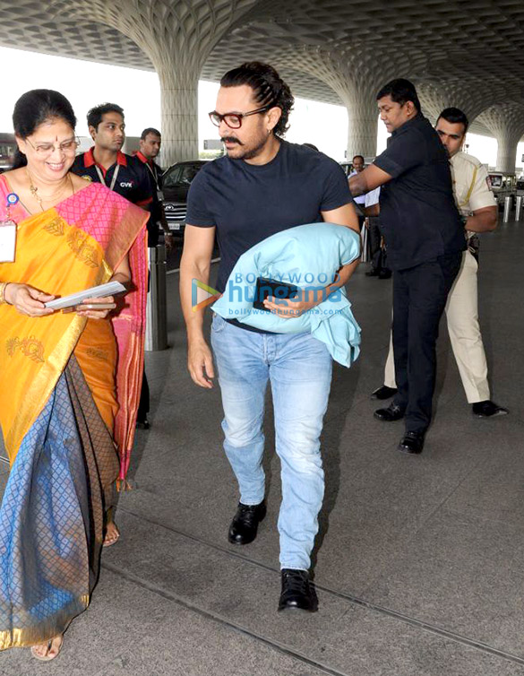 aamir khan ameesha patel and others snapped at the airport 5