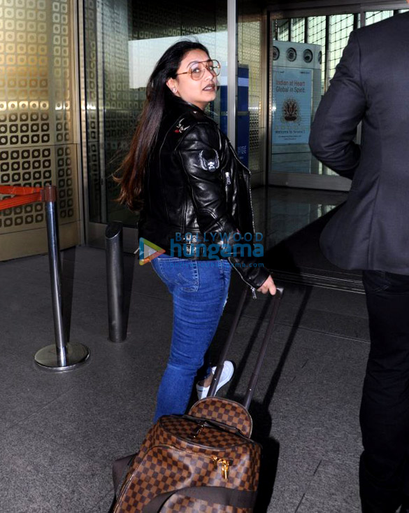aamir khan rani mukerji and others snapped at the airport 6