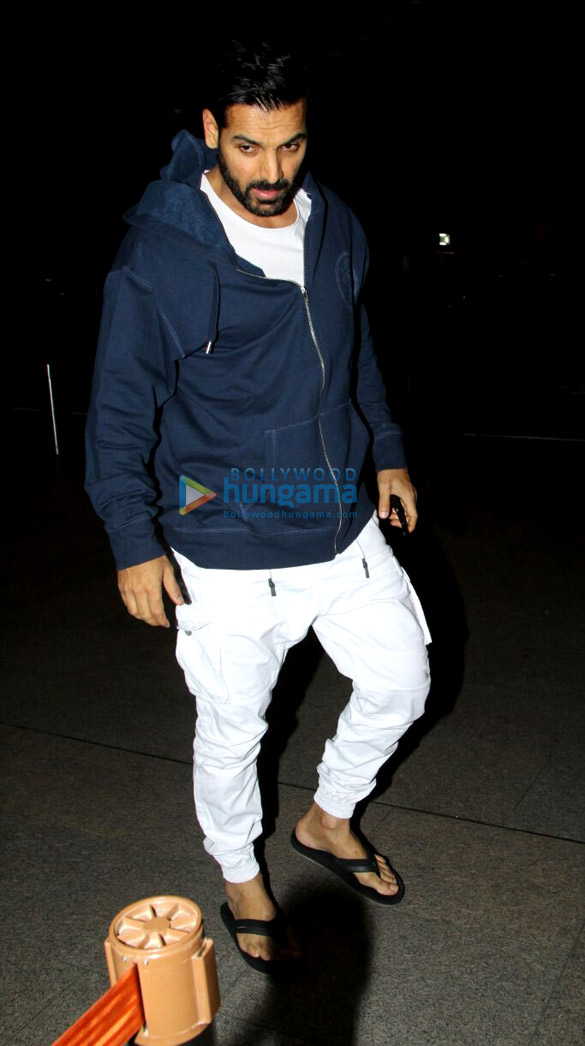 aamir khan and john abraham arrives at the airport 8