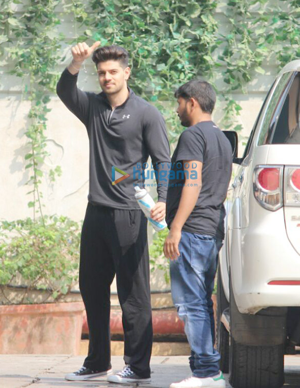 aditya roy kapur and sooraj pancholi spotted outside their gym 4