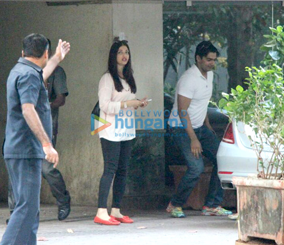 aishwarya rai bachchan spotted at her mothers house 1