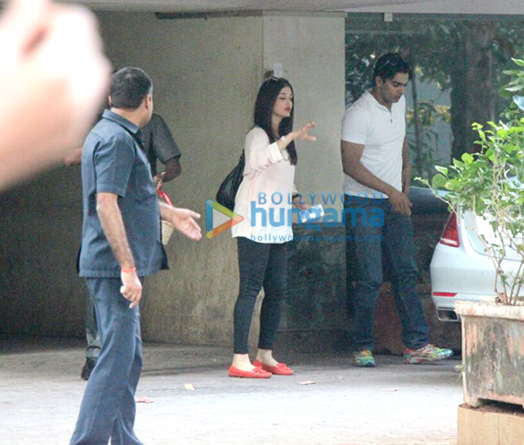 aishwarya rai bachchan spotted at her mothers house 5