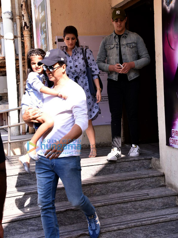 akshay twinkle spotted with nitara and aarav after a movie 1