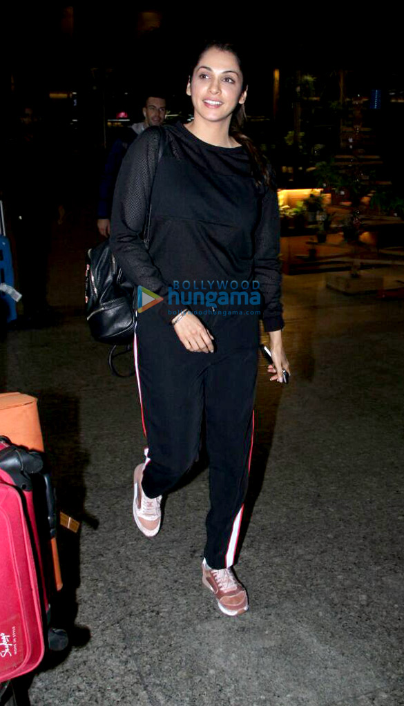 alia bhatt taapsee pannu and others snapped at the airport 4