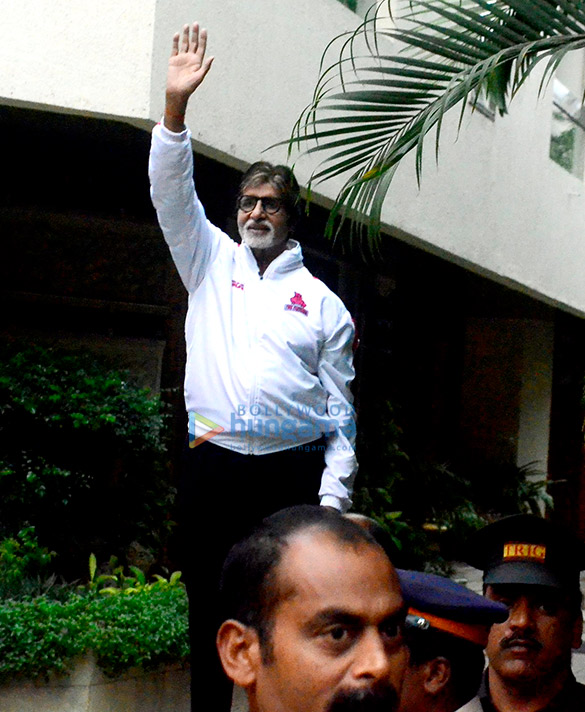 Amitabh Bachchan snapped greeting his fans at Jalsa Amitabh Bachchan snapped greeting his fans at Jalsa